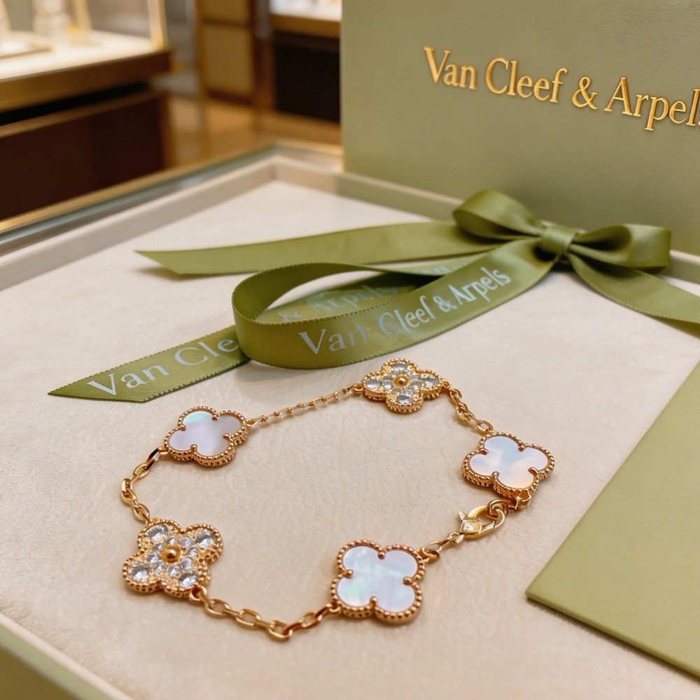 VCA Mother-of-Pearl & Diamond 5-Flower Bracelet - Picture 4 of 5